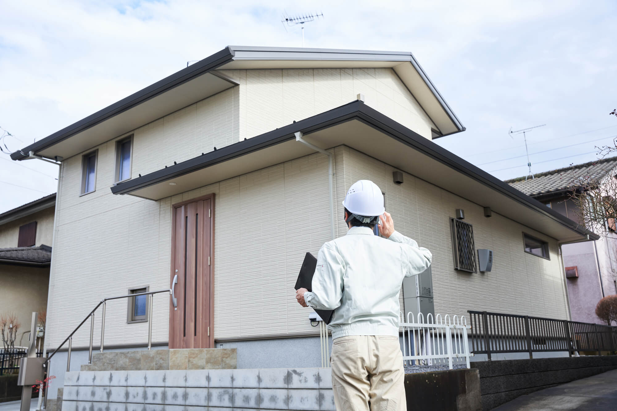 プロのアンテナ工事士がアンテナの点検をしている様子