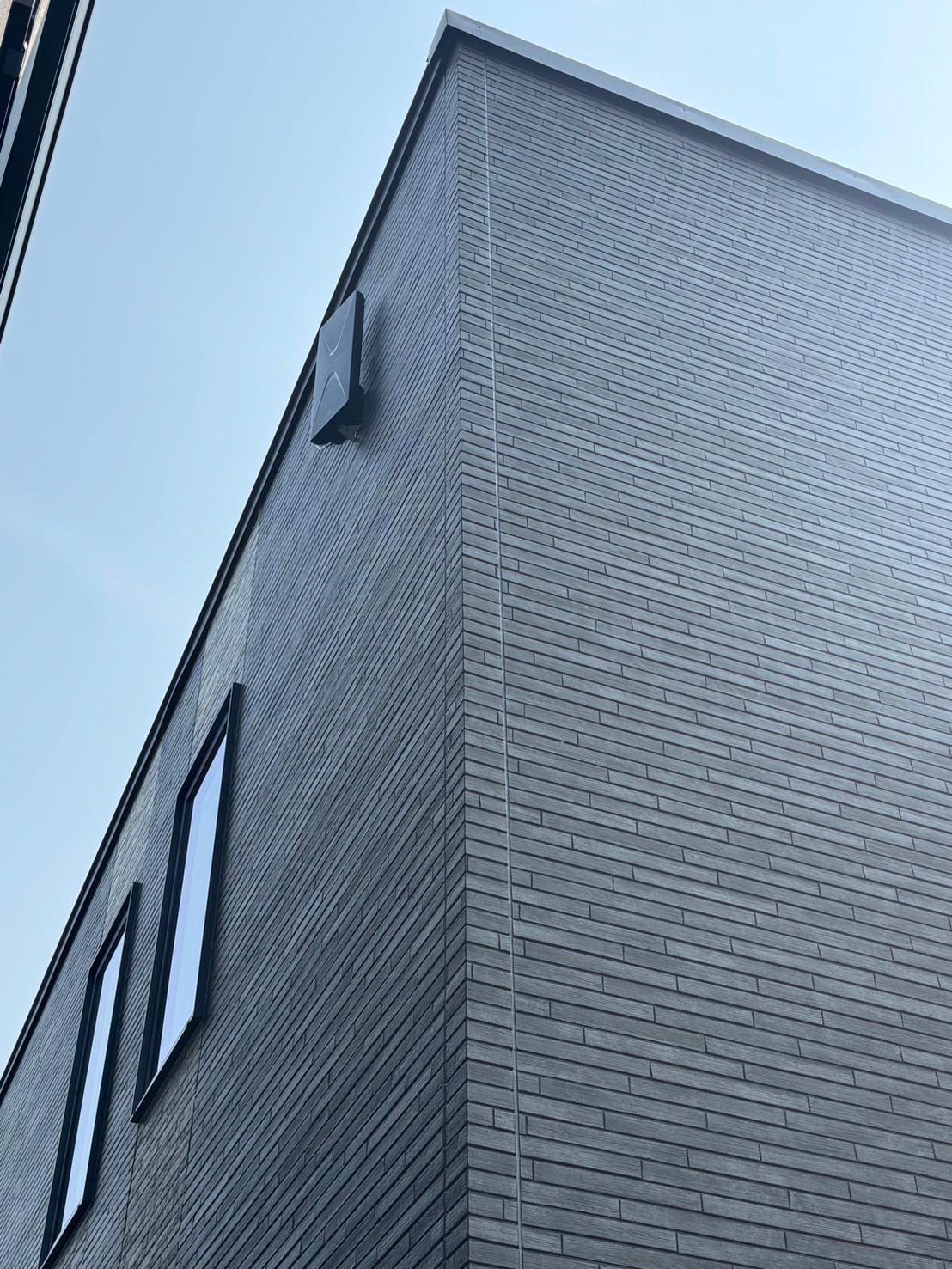 アンテナ.comがデザインアンテナを施工した黒で統一された住宅画像