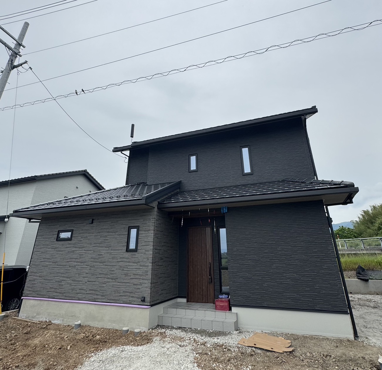 米原市 T様邸ユニコーンアンテナ（ブラック）の施工後外観の写真