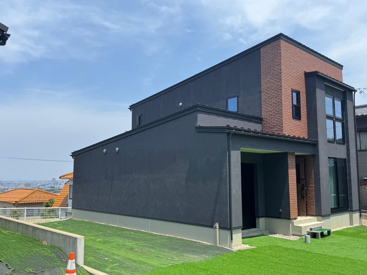 金沢市Y様邸｜黒色とブラウンレンガのコントラストが印象的な住宅