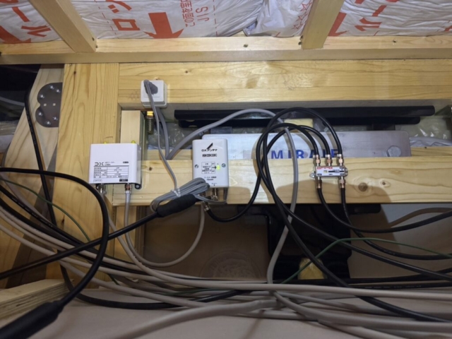 屋根裏でのブースター・分配器の設置状況と配線（白山市N様邸）