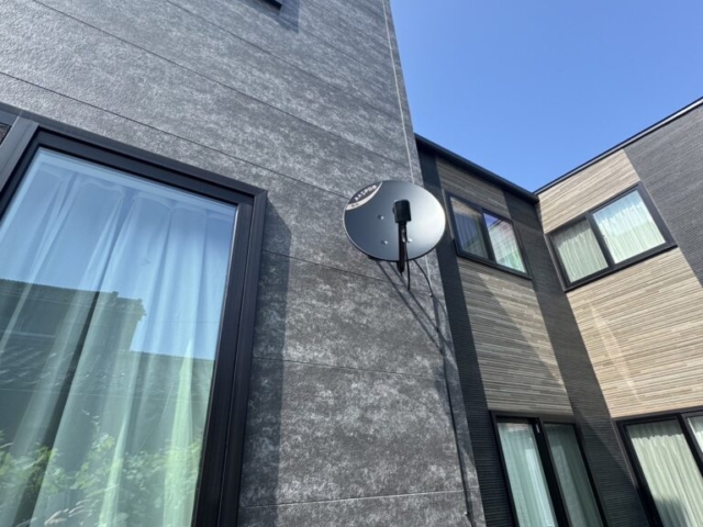 黒いデザインアンテナが建物正面に見えるA様邸全体外観（彦根市）