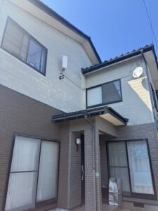 根市K様邸に設置した白いデザインアンテナとBSアンテナの外観