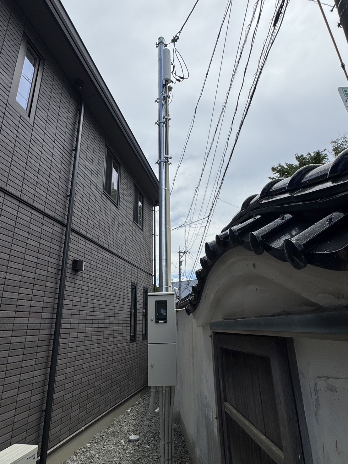 システムポールまわりの状況確認と電波方向のチェックの様子