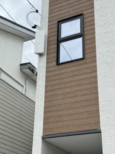 福井市Y様邸 外壁に設置したホワイトのデザインアンテナ