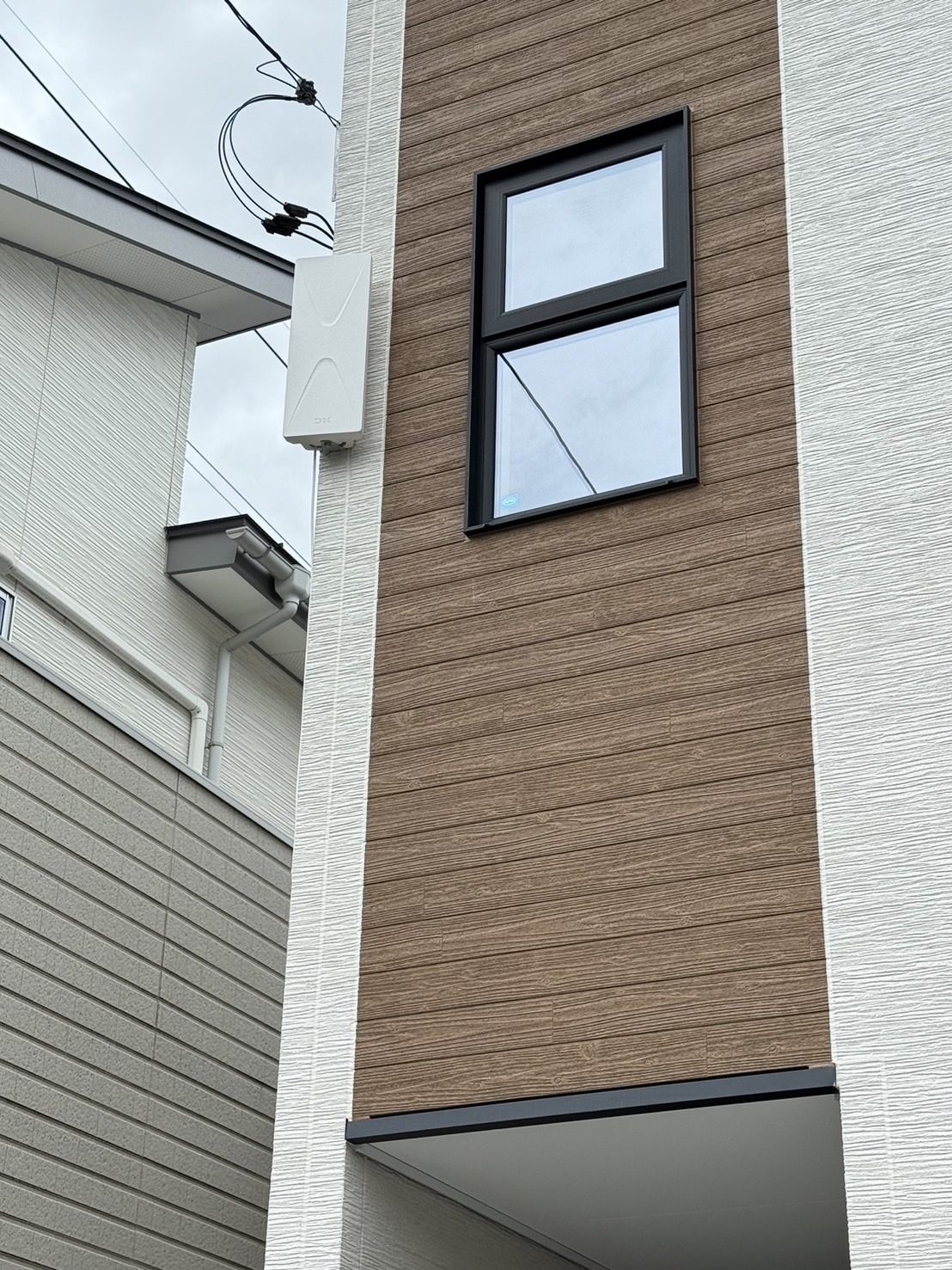 福井市Y様邸 外壁に設置したホワイトのデザインアンテナ
