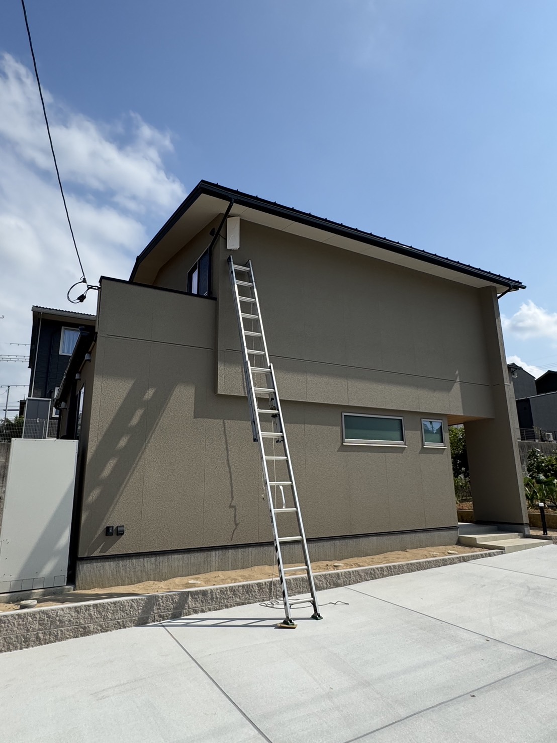 滋賀県米原市N様邸でのデザインアンテナ設置工事の様子（外観と脚立作業）