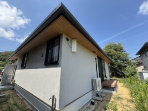 平屋新築住宅に設置したデザインアンテナの外観