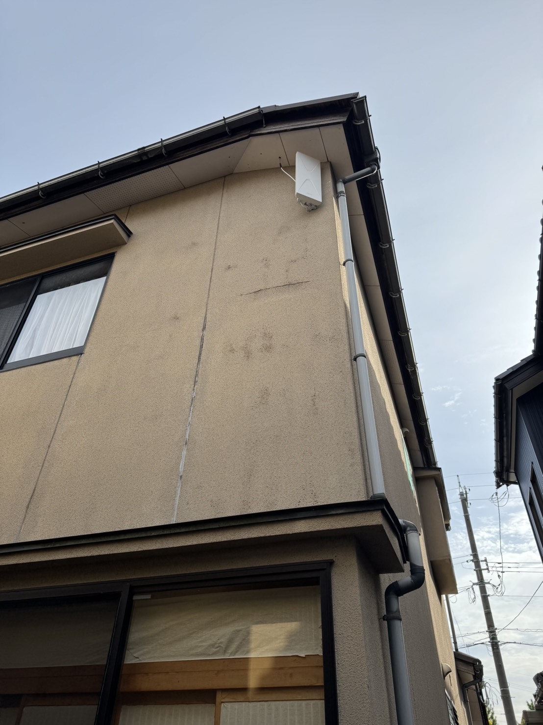 外壁に設置されたデザインアンテナ