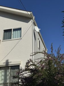 外壁に設置したBSアンテナの様子