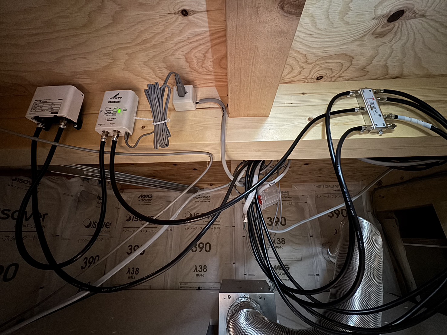 天井裏に設置したUHFブースターと電源部・分配の様子