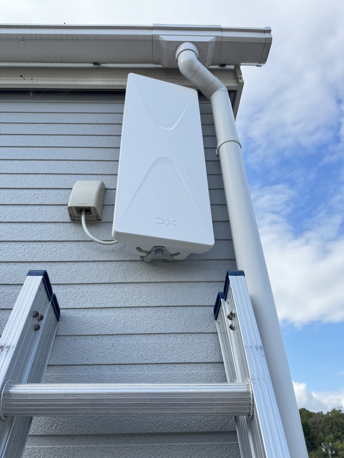 外壁上部に設置した白色のデザインアンテナ（近景）