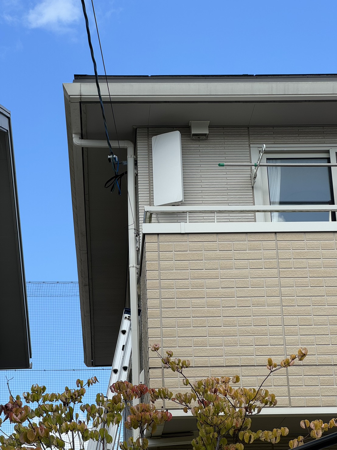 アンテナ移設後の外観（白いデザインアンテナ）