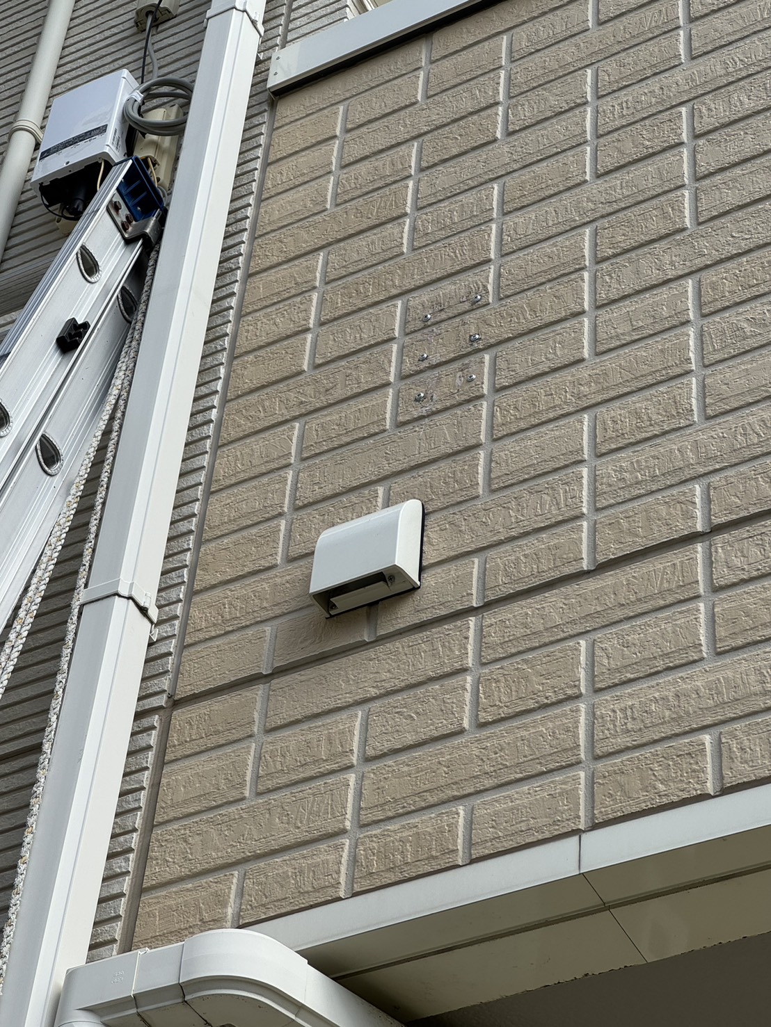 アンテナ撤去跡のコーキング処理