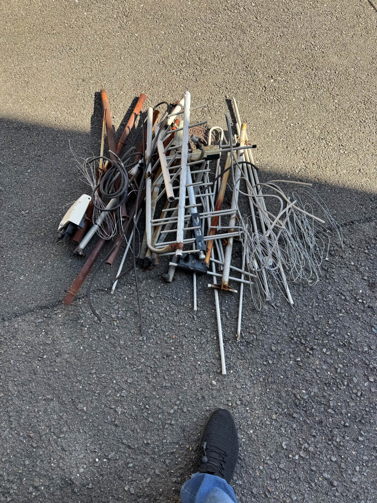 撤去した旧アンテナ一式の写真