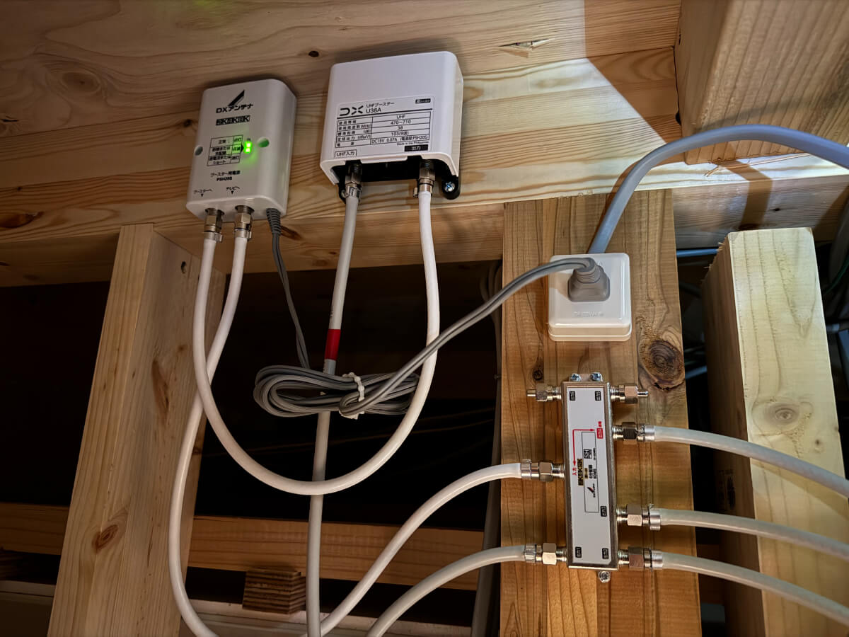 屋根裏のアンテナ配線処理後の様子