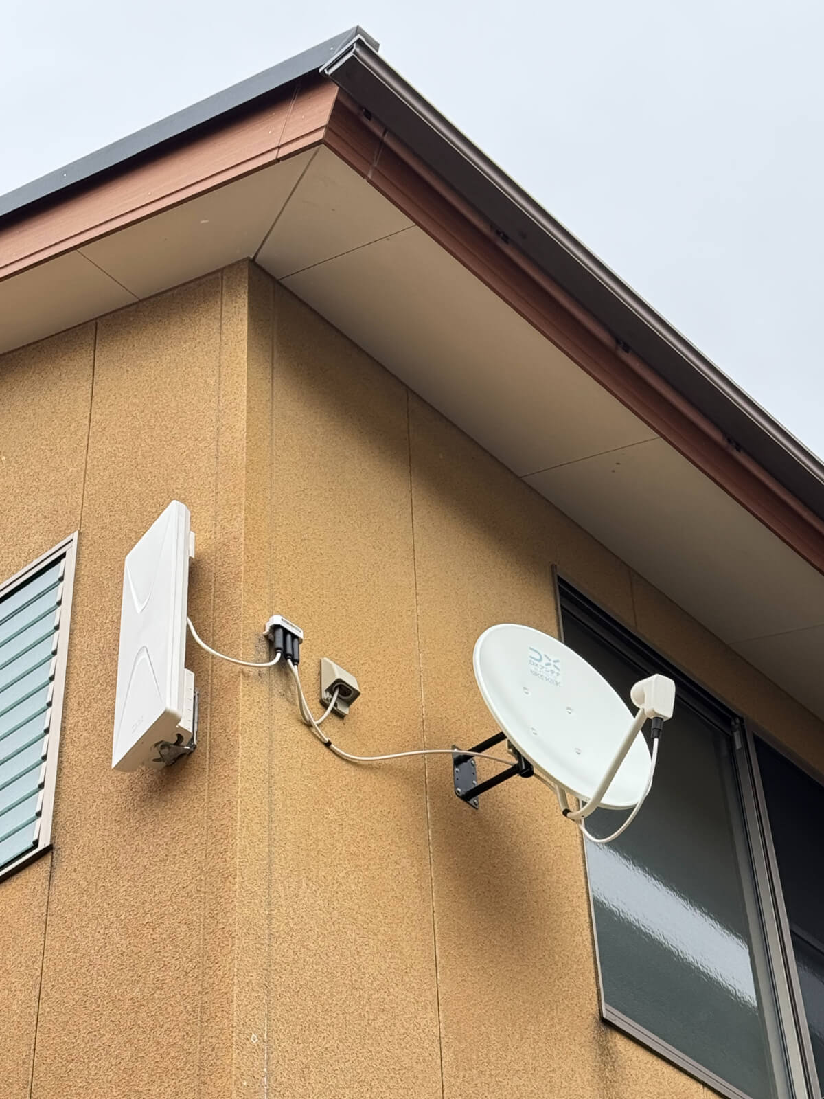 外壁に設置されたデザインアンテナとBSアンテナの様子