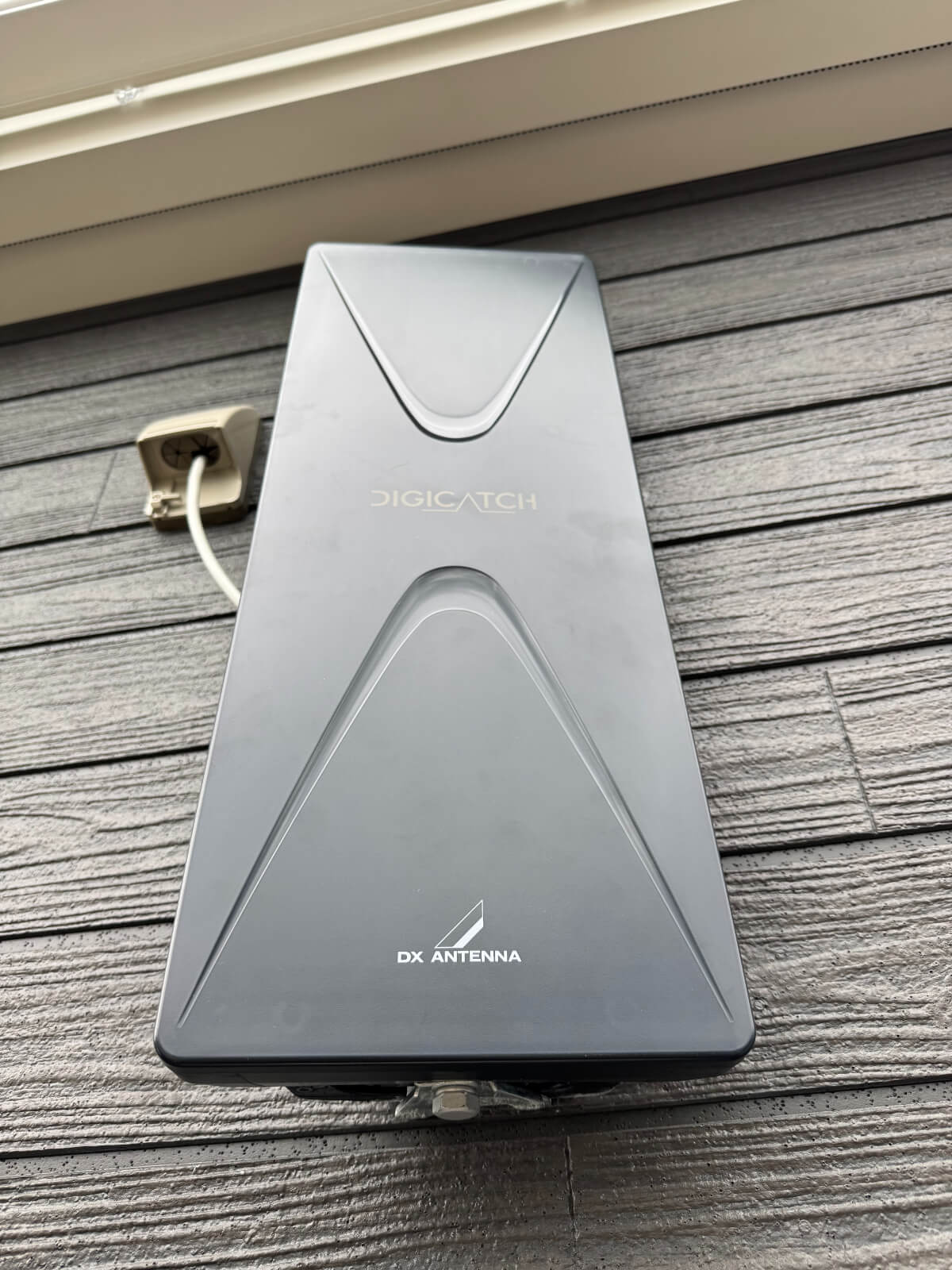 ブラックのデザインアンテナ近景