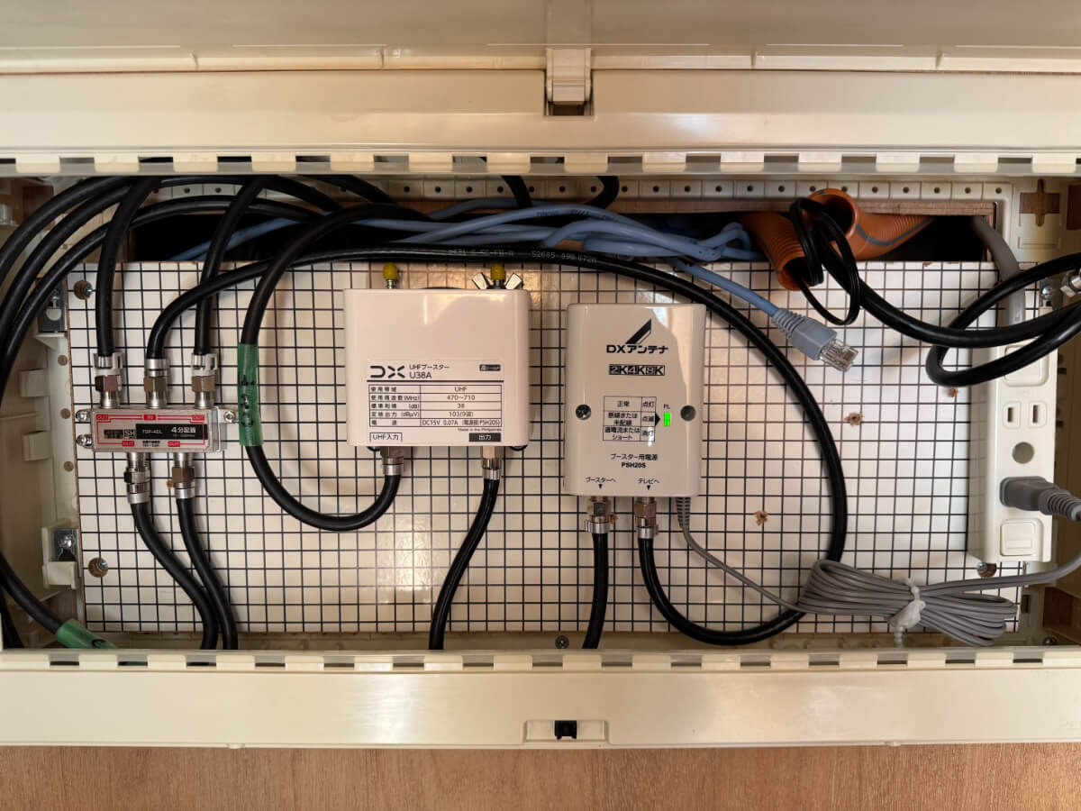金沢市A様邸 宅内の情報ボックス内に設置したブースターと分配器