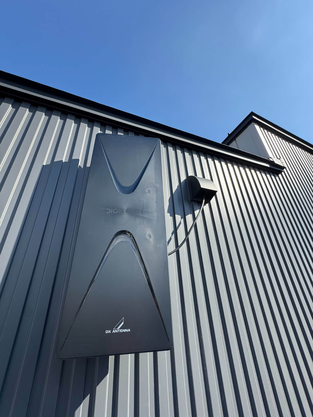 外壁に設置されたブラックのデザインアンテナ（DXアンテナ DIGICATCH）