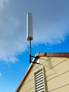 伏見区H様邸 妻側外壁にマストを組んだユニコーンアンテナ設置の様子