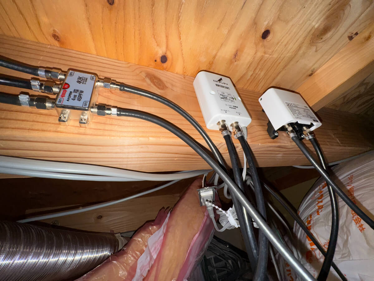 屋根裏に設置されたブースターと分配器の配線