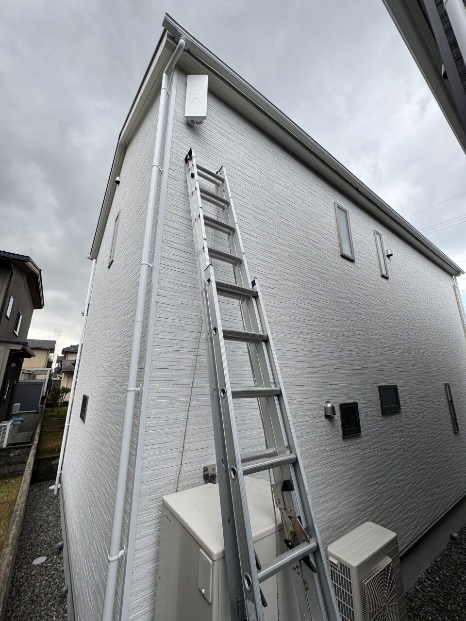 石川県金沢市H様邸・外壁高所に取り付けられたデザインアンテナと施工状況の全体写真