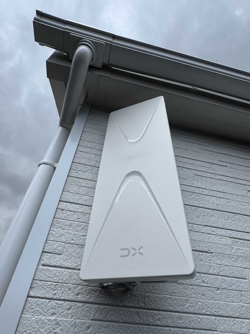 石川県金沢市H様邸・外壁に取り付けたホワイトのデザインアンテナの設置後写真