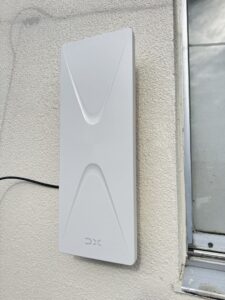 外壁に馴染む白色デザインアンテナ設置後の仕上がり