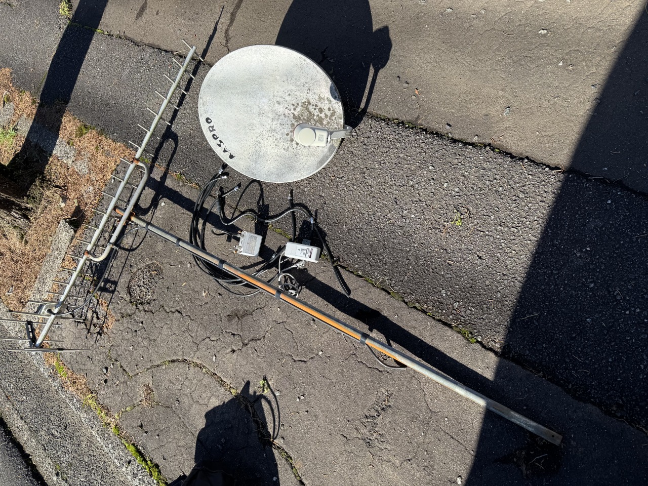 撤去後に並べられたO様邸の古い地デジアンテナとBSアンテナ