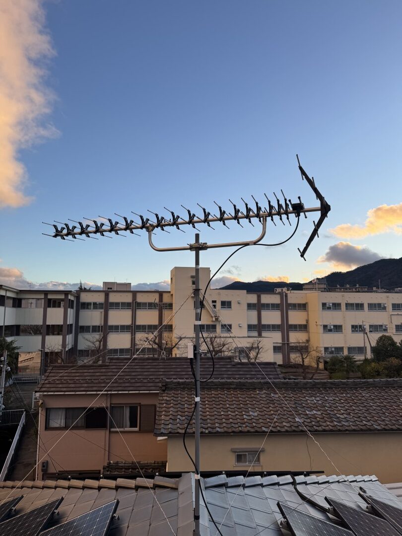 パラスタックアンテナで逆方向受電の調整を行った後の設置状況（石川県金沢市T様邸）