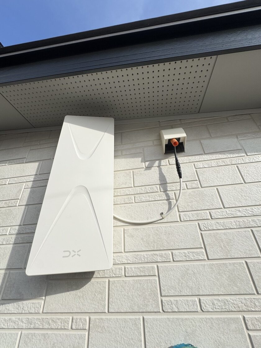 外壁に馴染むホワイトのデザインアンテナ（取付後のアップ）