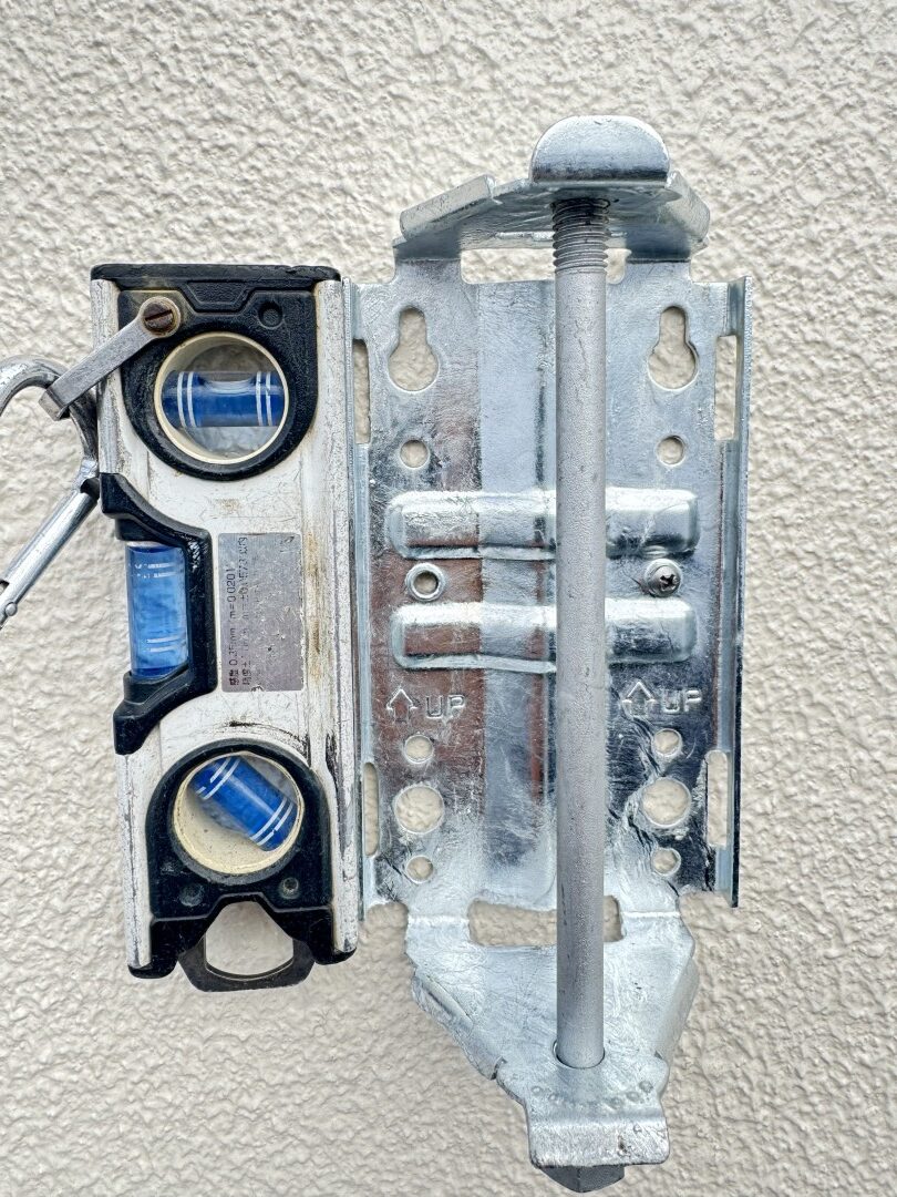 電波測定を行い最適な位置にデザインアンテナを固定する作業