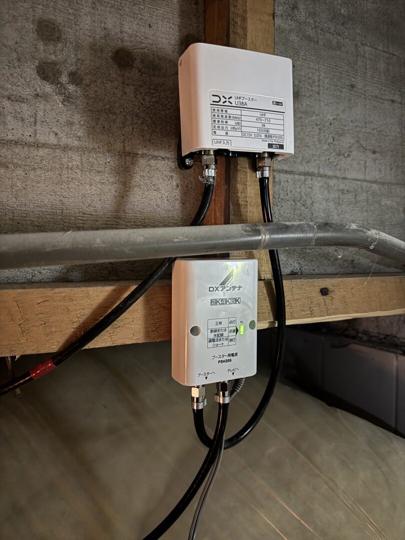 宅内に設置したブースターと配線の状態