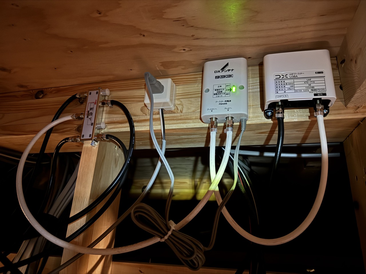 石川県金沢市H様邸・屋根裏に設置されたDXアンテナ製ブースターと分配器の施工後写真