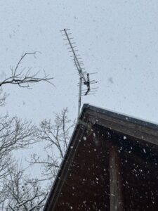屋根上に新しく設置されたアンテナの取付状況のアップ