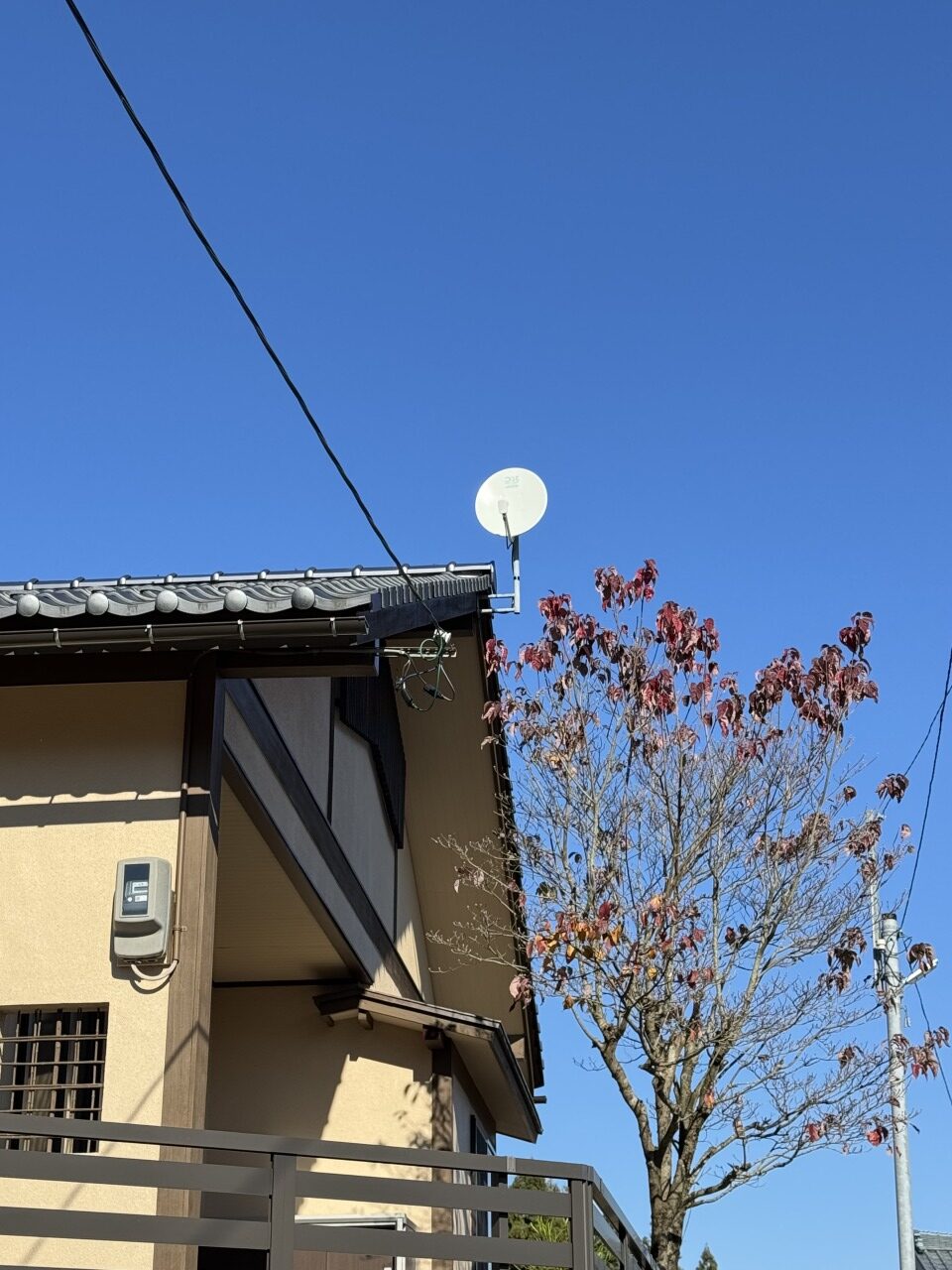 福井市O様邸の外壁に取り付けられたユニコーンBSアンテナの施工風景