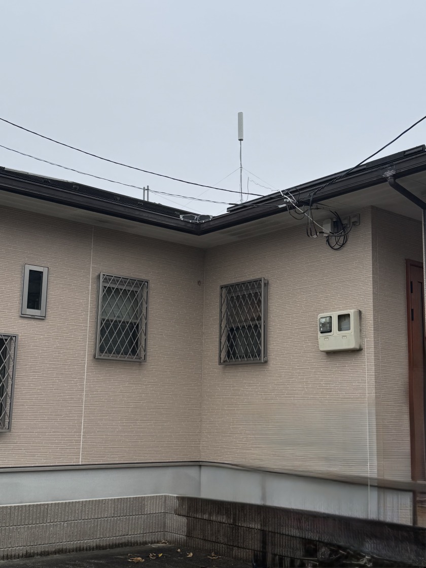 平屋住宅の屋根上にユニコーンアンテナを設置した施工後の全景