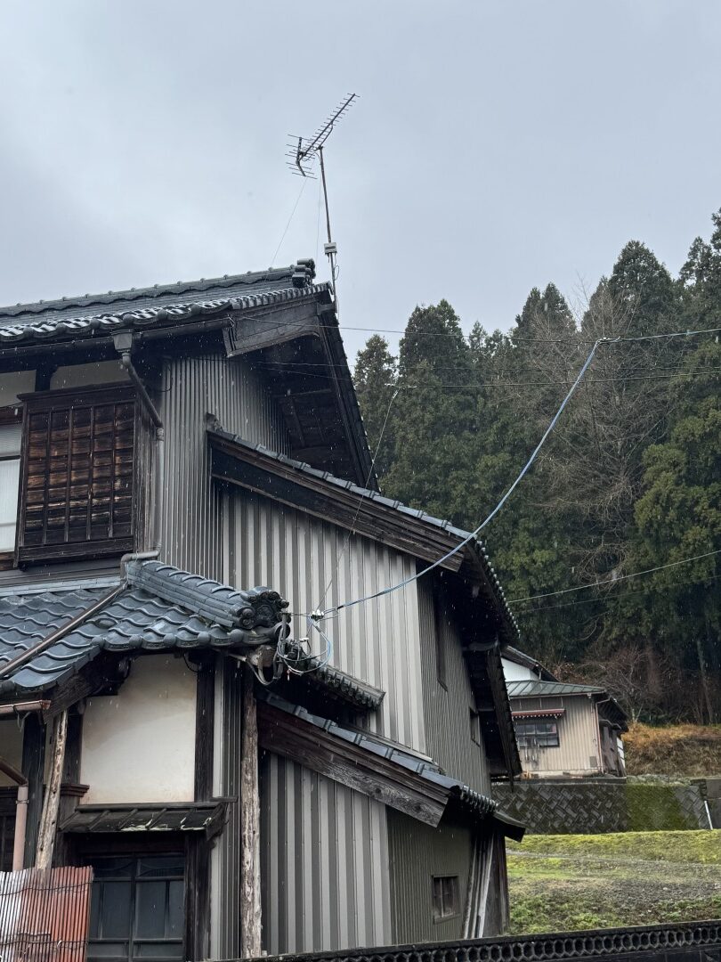 越前町S様邸の施工前：20年以上使用した地デジアンテナの設置状況