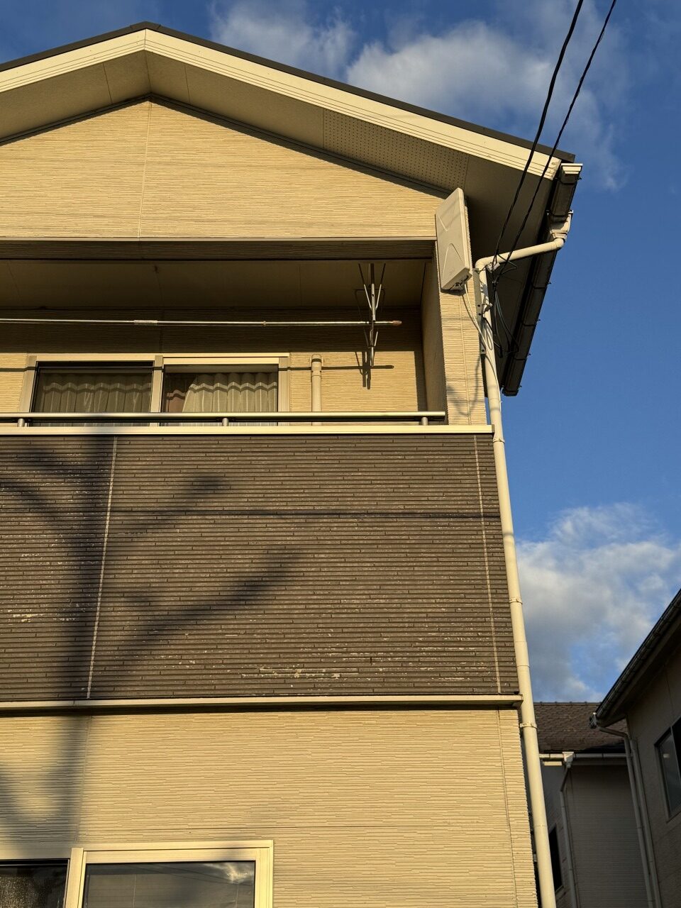 福井県福井市M様邸・外壁全体とデザインアンテナの設置位置の写真