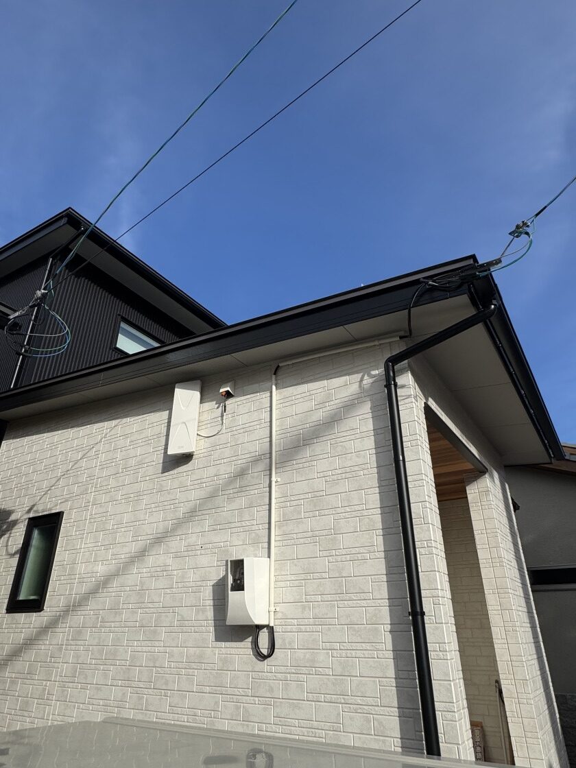 外観の印象を崩さない位置に、ホワイトのデザインアンテナを設置しました。