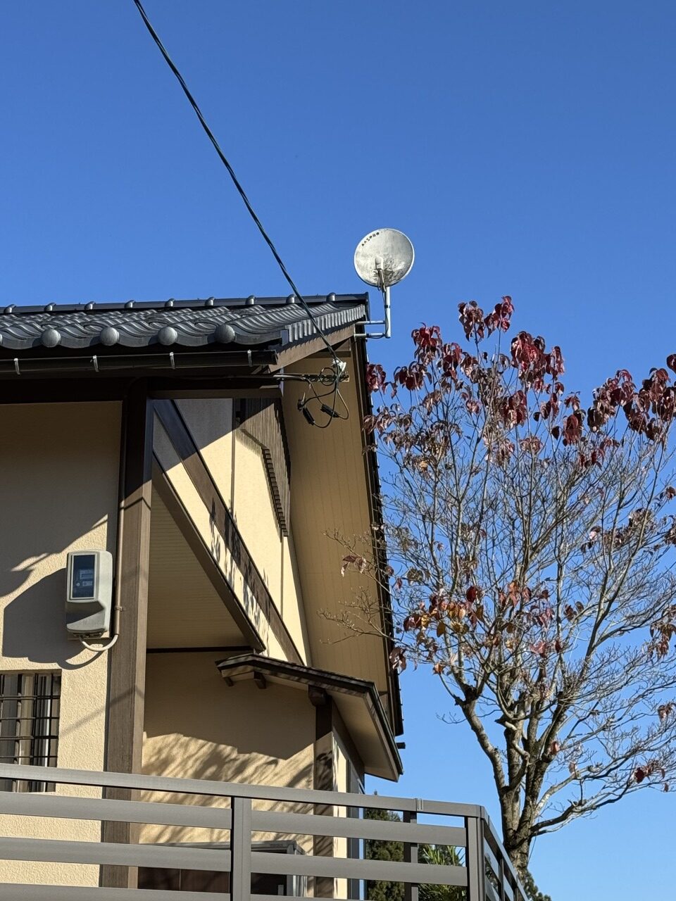 交換前に設置されていた古いBSアンテナの様子