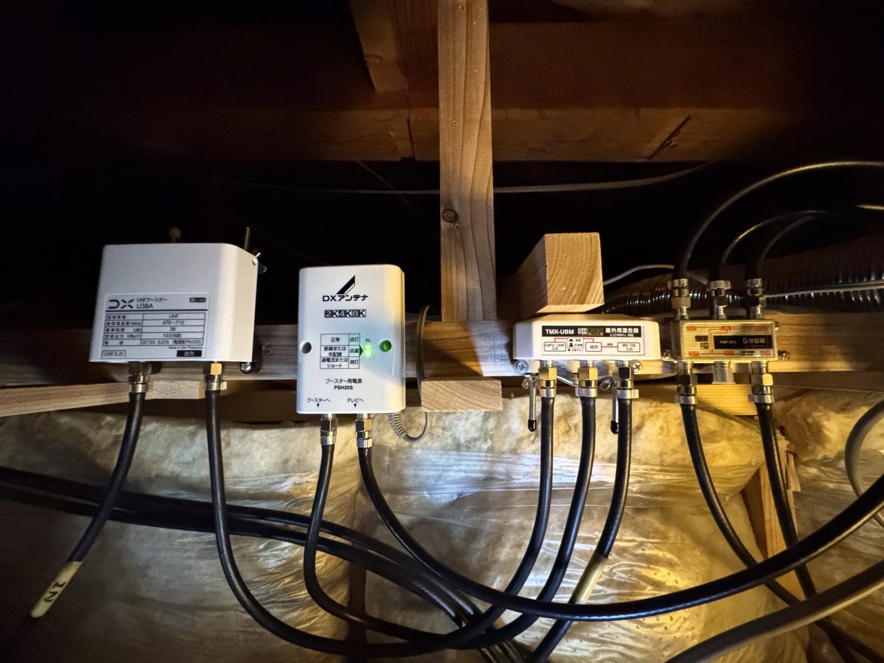 福井市O様邸の屋根裏に設置されたブースターと分配器の交換後の様子