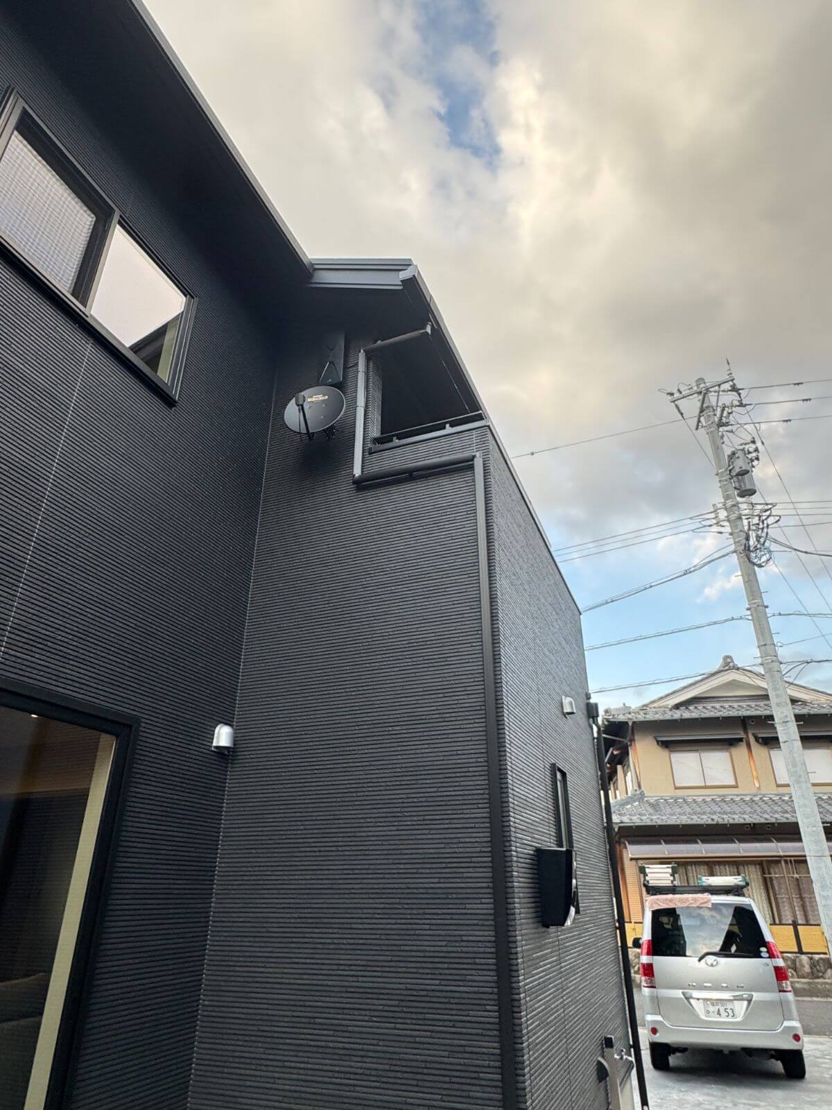 外壁に設置された黒のデザインアンテナ。外壁色と馴染んで目立たない仕上がり。