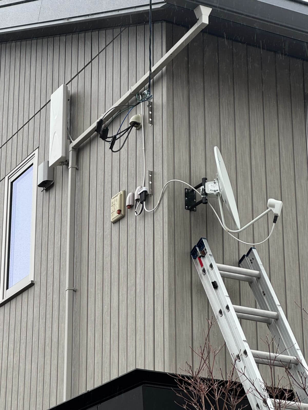 外壁に馴染むデザインアンテナとBSアンテナ