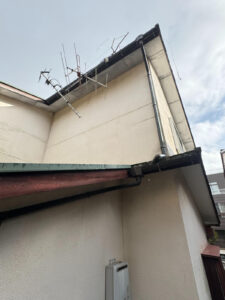 老朽化し屋根から落下寸前だった既存アンテナの設置状況