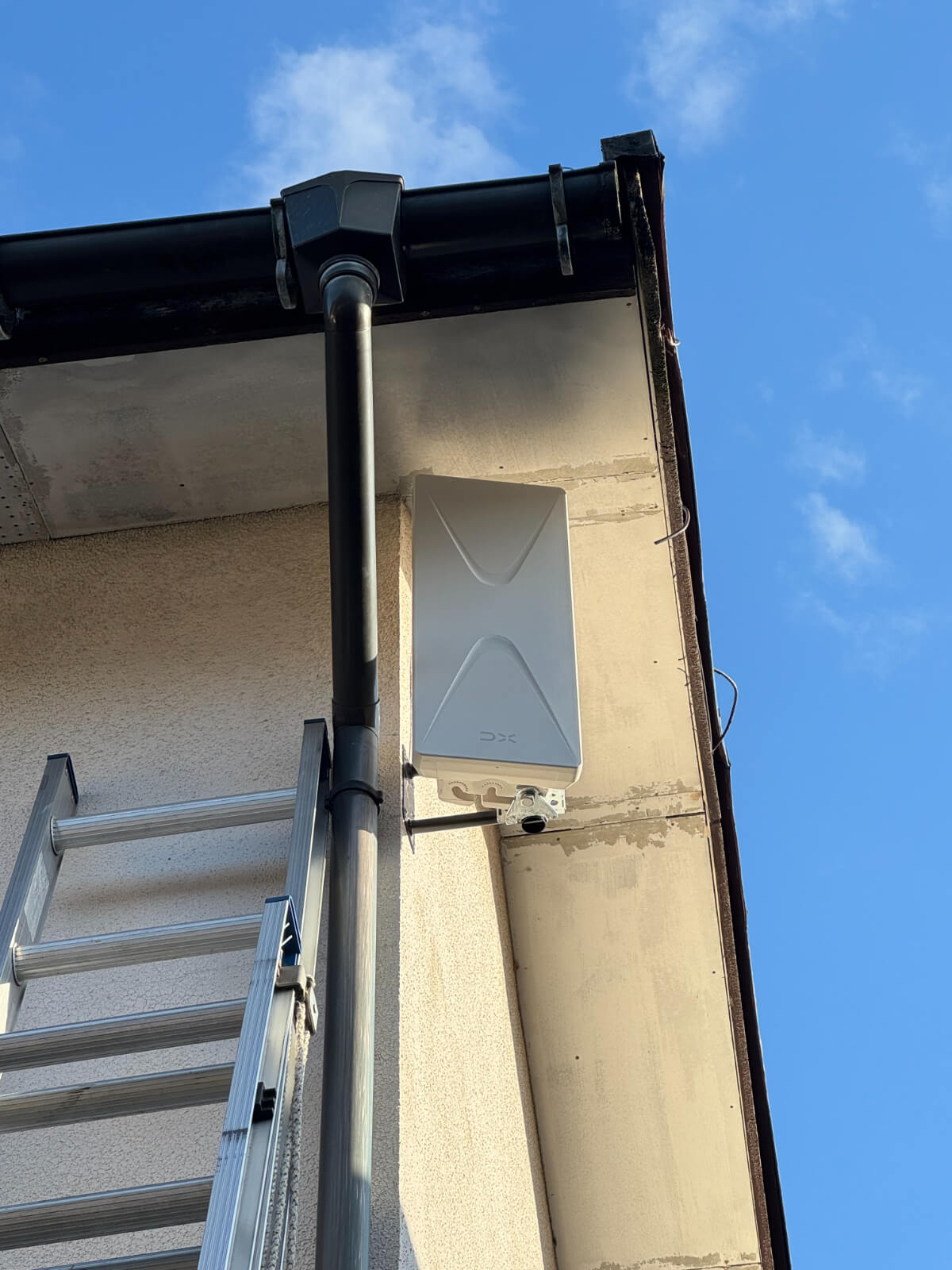 外壁に設置したデザインアンテナ