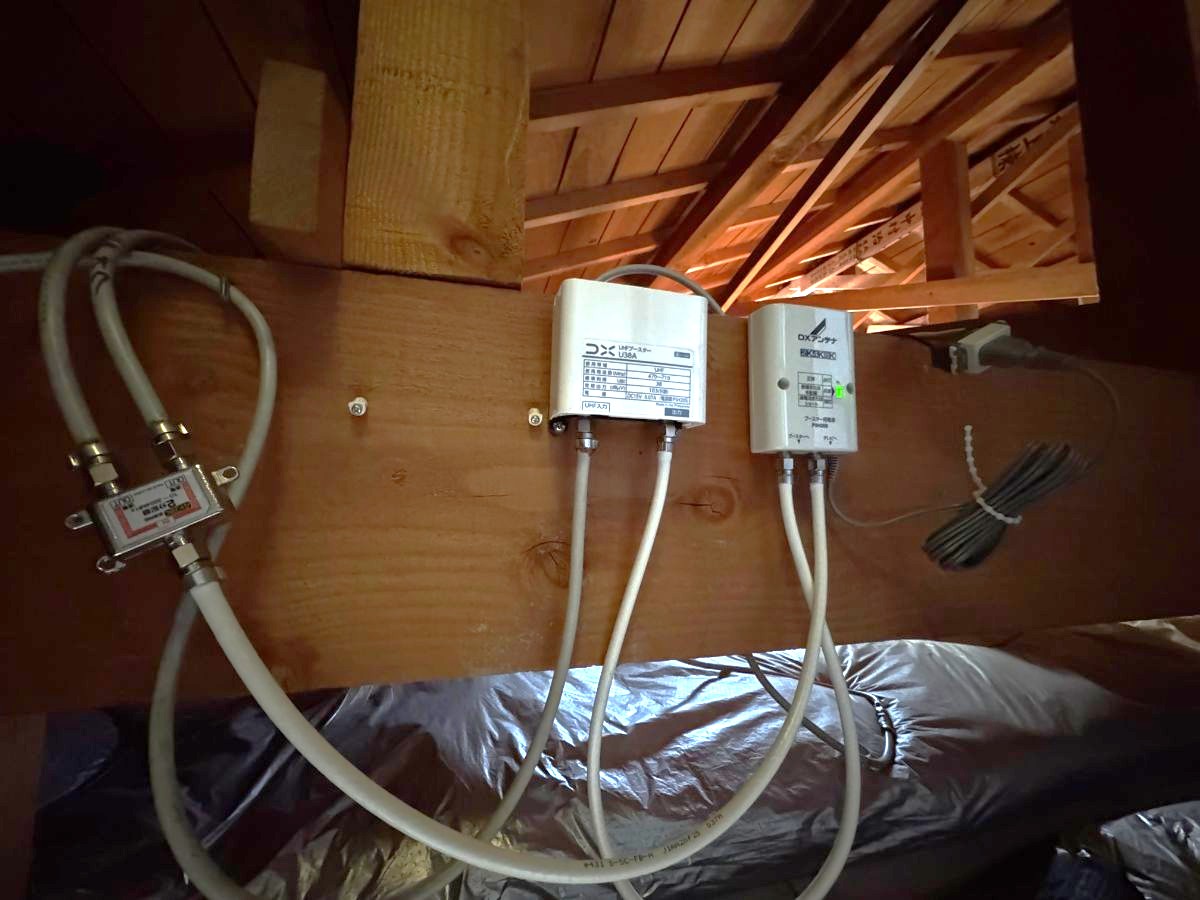 屋根裏にブースター・分配器を設置