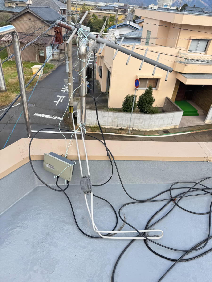 屋上でワイヤー固定されていた既設アンテナと周辺配線の状態（滋賀県長浜市I様邸）