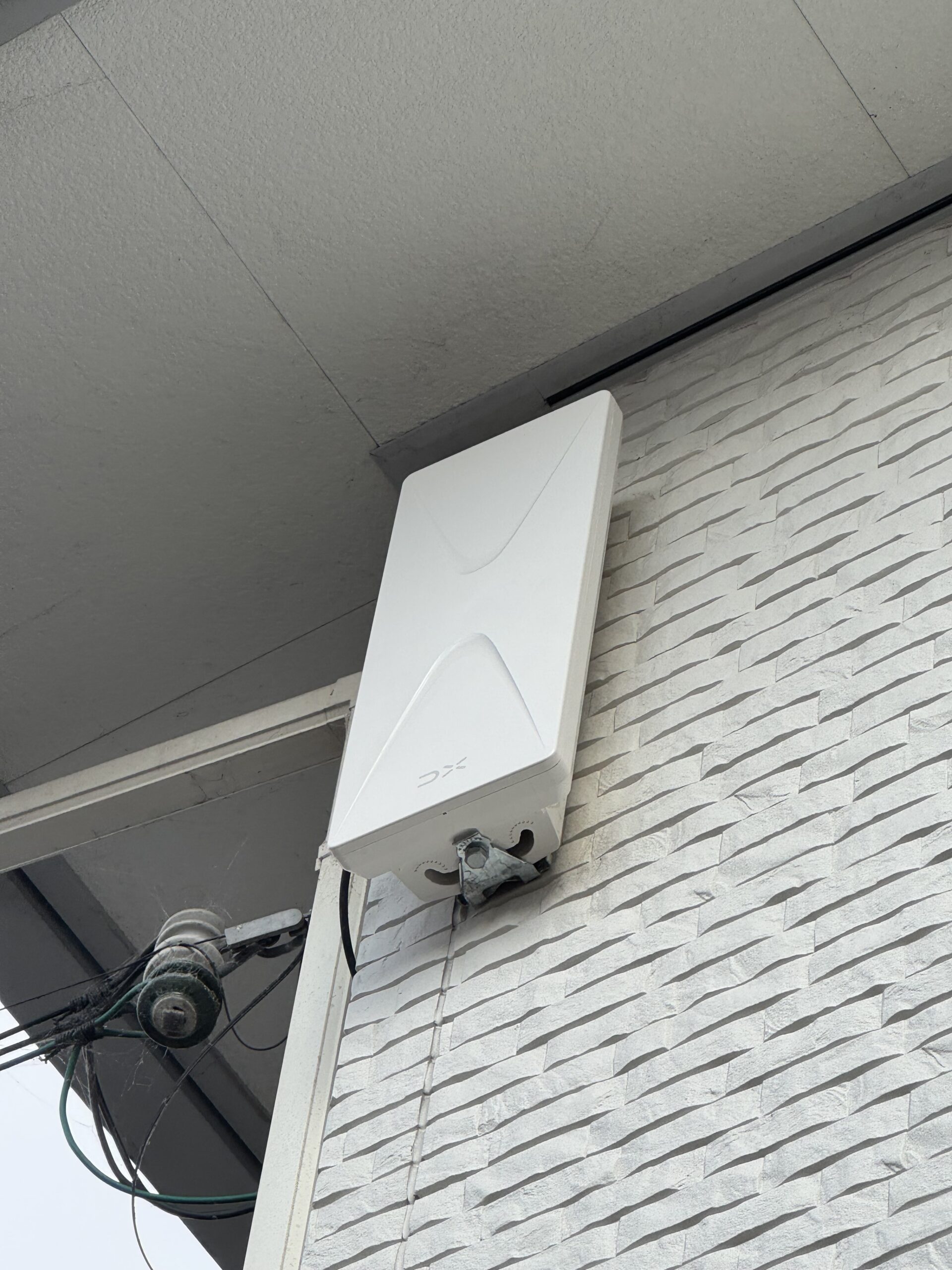 滋賀県雄琴・K様邸ホワイト地デジアンテナの設置後の状態